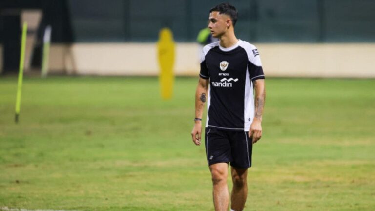 Momen Rizky Ridho Minta Eliano Lepas Rompi di Indonesia vs Arab Saudi