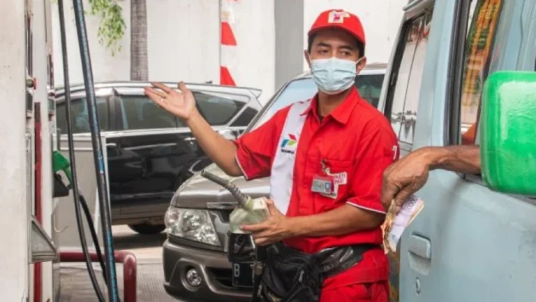 petugas-pom-kenaikan-bbm-suwitno_1663603104