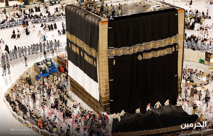 Tradisi Penggantian Kiswah Ka’bah di 1 Muharam, Ini Makna dan Prosesnya