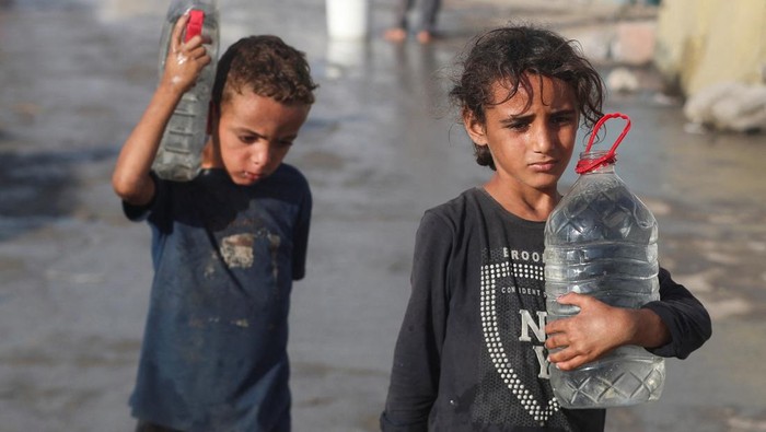 kelangkaan-air-di-gaza-anak-anak-palestina-ikut-antre-1756892011764_169